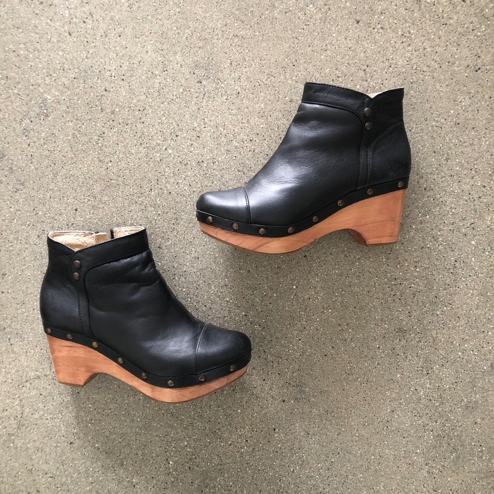 Five world black leather boots with wooden heel